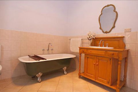 Charlie Bates Cottage - Accommodation Cooktown 3