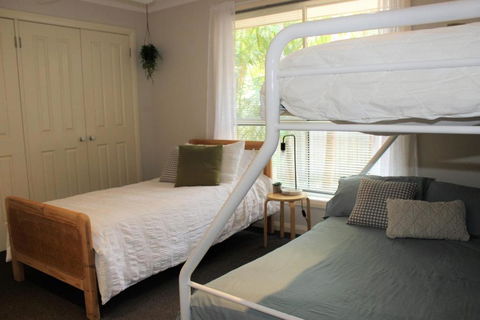 FRANGIPANI BEACH HOUSE PET FRIENDLY 22 Belbourie Cres Boomerang Beach - Accommodation Cooktown 1