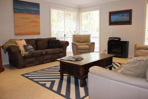 FRANGIPANI BEACH HOUSE PET FRIENDLY 22 Belbourie Cres Boomerang Beach - Accommodation Cooktown 4