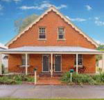 Eliza 1875 Red Brick Duplex Townhouse - Accommodation Cooktown