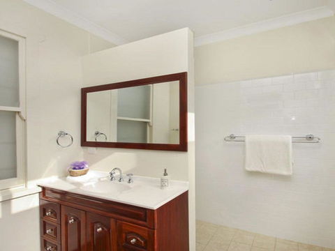 Robin Hill Manor Rambling Retreat & Tennis Court - Accommodation Cooktown 4