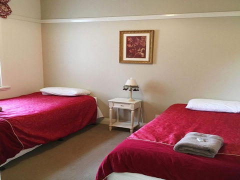 Robin Hill Manor Rambling Retreat & Tennis Court - Accommodation Cooktown 5