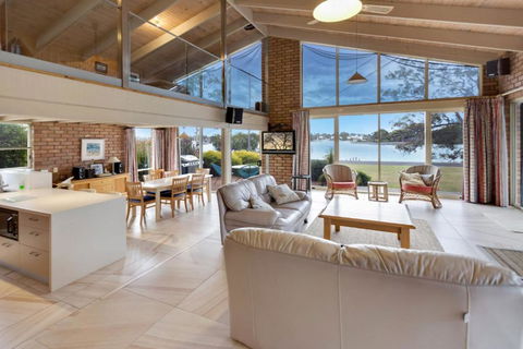 Getaway Waterfront Island Living - Accommodation Cooktown 6