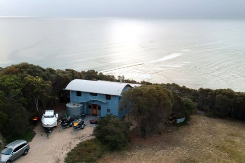 Waves - Accommodation Cooktown 1