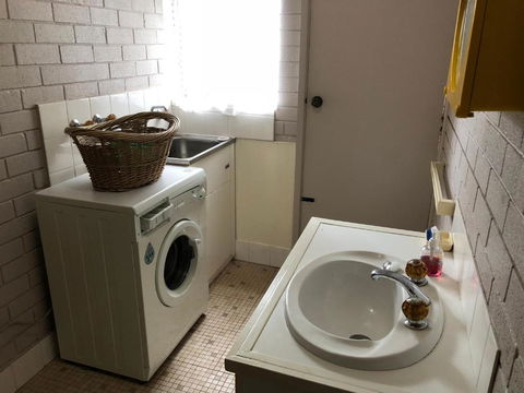 Flat 1 / 15 Dalmeny Drive - Accommodation Cooktown 5