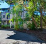 Surfside Beach House 17 Rainbow Shores Swimming pool 2 minute walk to beach air conditioning relax here - Accommodation Cooktown