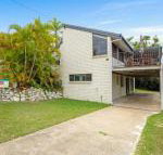 40 Rumbalara Avenue Rainbow Beach Entertain on the spacious verandah overlooking beautiful Rainbow Beach - Accommodation Cooktown