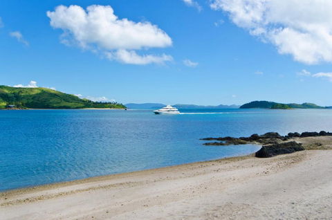 Yacht Club Villa 33 Serenity 4 Bedroom 4 Bathroom House Ocean Views 2 Buggies - Accommodation Cooktown 5