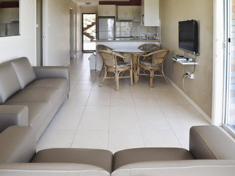 Fairholme 5 Opposite Lake - Accommodation Cooktown 4