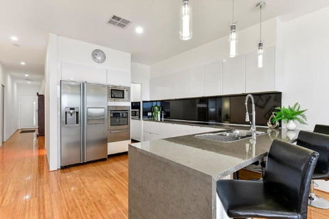 BENGALEE EXECUTIVE TOWNHOUSE MODERN & STYLISH - Accommodation Cooktown 5