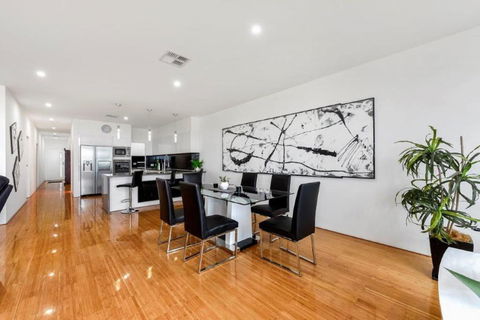 BENGALEE EXECUTIVE TOWNHOUSE MODERN & STYLISH - Accommodation Cooktown 3