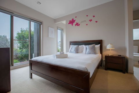 Gorgeous 4BR Home In Point Cook - Accommodation Cooktown 3