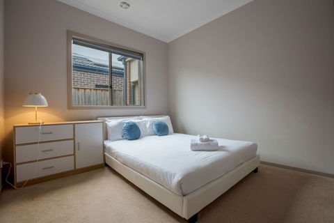 Gorgeous 4BR Home In Point Cook - Accommodation Cooktown 1