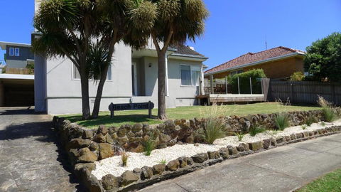 BEACHPOINT COTTAGE - Accommodation Cooktown 2