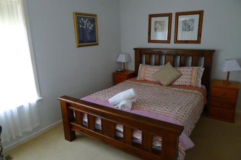 BEACHPOINT COTTAGE - Accommodation Cooktown 4