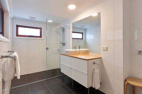 DOLPHIN LOOKOUT COTTAGE Amazing Views Of The Bay Of Fires - Accommodation Cooktown 1