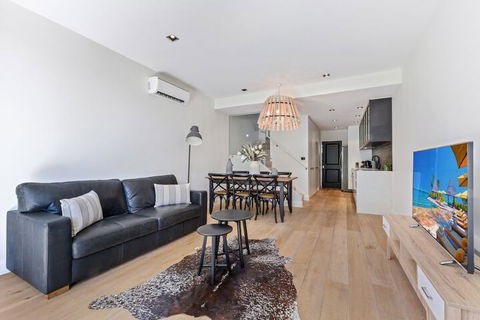 HomeHotel High End 3 Bedroom Terrace With Parking - Accommodation Cooktown 3