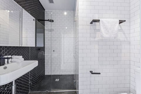 HomeHotel High End 3 Bedroom Terrace With Parking - Accommodation Cooktown 1