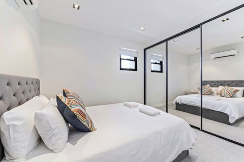 HomeHotel High End 3 Bedroom Terrace With Parking - Accommodation Cooktown 2