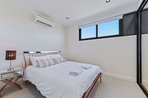 HomeHotel High End 3 Bedroom Terrace With Parking - Accommodation Cooktown 4
