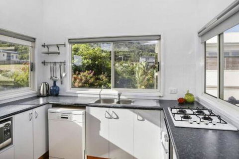 SEAVIEW Ocean Views From A Modern Townhouse - Accommodation Cooktown 2