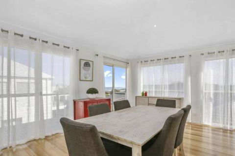 SEAVIEW Ocean Views From A Modern Townhouse - Accommodation Cooktown 6