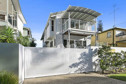 Stunning River House 51 Hilton Esplanade - Accommodation Cooktown 1