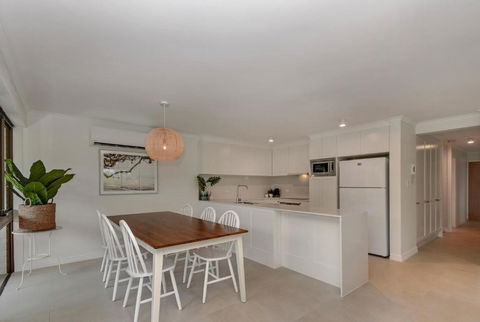 BEAUTIFULLY RENOVATED OCEANSIDE APARTMENT Lamer 9 - Accommodation Cooktown 3