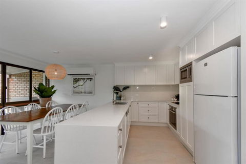 BEAUTIFULLY RENOVATED OCEANSIDE APARTMENT Lamer 9 - Accommodation Cooktown 1