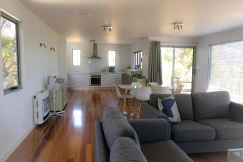 BAY Of FIRES BEACH SHACK Ocean Views From A Modern Beachhouse - Accommodation Cooktown 2