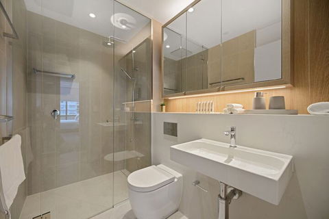 HomeHotel Ultra Luxury 2 Bedroom Next To Mall & Train - Accommodation Cooktown 6