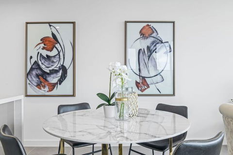 HomeHotel Ultra Luxury 2 Bedroom Next To Mall & Train - Accommodation Cooktown 7