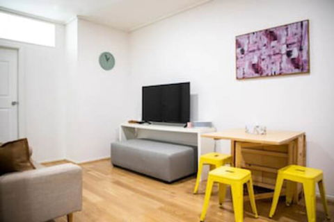 Cozy 3 Bedroom Apartment In The Heart Of Melbourne CBD - Accommodation Cooktown 0