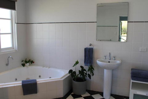Upper Reach Spa Cottage - Accommodation Cooktown 2