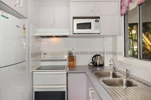 Unit 4 Coolum Sands Apartments 34 First Avenue Coolum Beach 400 BOND LINEN SUPPLIED - Accommodation Cooktown 6