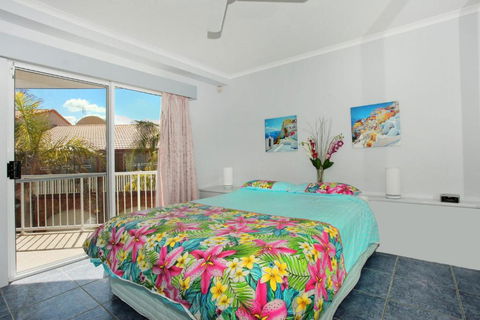Unit 4 Coolum Sands Apartments 34 First Avenue Coolum Beach 400 BOND LINEN SUPPLIED - Accommodation Cooktown 1