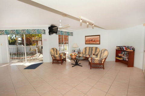 Unit 4 Coolum Sands Apartments 34 First Avenue Coolum Beach 400 BOND LINEN SUPPLIED - Accommodation Cooktown 4