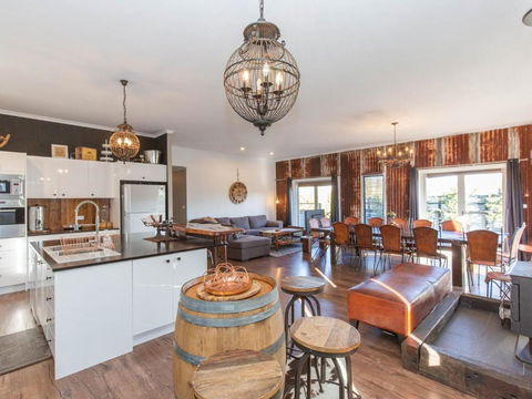 Oak & Barrel / 7 Twynam Street - Accommodation Cooktown 4