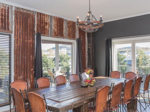 Oak & Barrel / 7 Twynam Street - Accommodation Cooktown 5