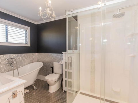 Oak & Barrel / 7 Twynam Street - Accommodation Cooktown 3