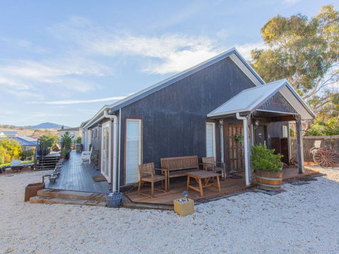Oak & Barrel / 7 Twynam Street - Accommodation Cooktown 2