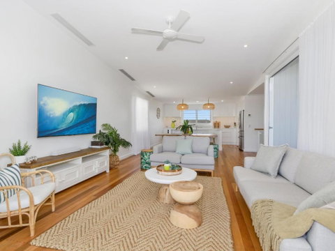 KINGY BEACH HOUSE At 162 - Accommodation Cooktown 3