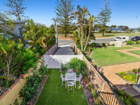 KINGY BEACH HOUSE At 162 - Accommodation Cooktown 5