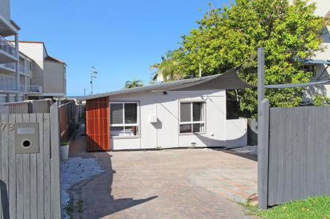 BEACH SHOPS & FABULOUS VACATION HOME! - Accommodation Cooktown 2