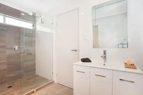 BEACH SHOPS & FABULOUS VACATION HOME! - Accommodation Cooktown 3