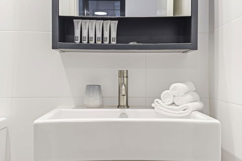 HomeHotel Stylish Apt Next To Train & Westfield - Accommodation Cooktown 5