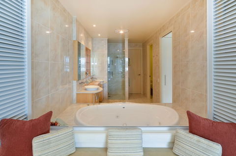 Pavillion 17 - Waterfront Spacious 4 Bedroom With Own Inground Pool And Golf Buggy - Accommodation Cooktown 6