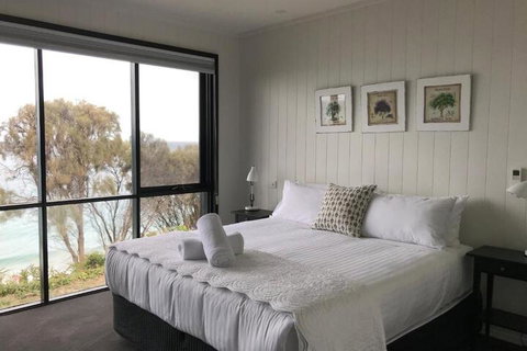 Hamptons On The Bay - Accommodation Cooktown 7