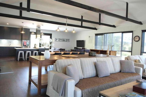 Hamptons On The Bay - Accommodation Cooktown 3