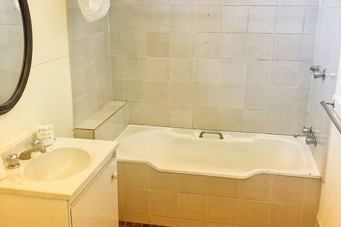 Victoria & Albert Guesthouse - Accommodation Cooktown 6